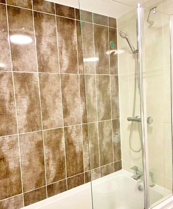 3 Bed House With Parking Near Airport * Édimbourg