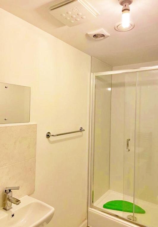 Hébergement de vacances 3 Bed House With Parking Near Airport *